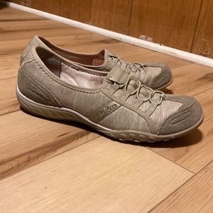 👟🏃‍♀️ Women’s Skechers Relaxed Memory Foam Gray Slip-On U.S. Size 9 Shoes